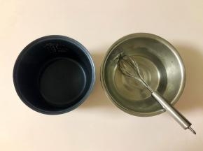 把不锈钢盆、蛋抽和电饭煲的内胆用开水冲烫消毒，避免杂菌影响酸奶发酵。