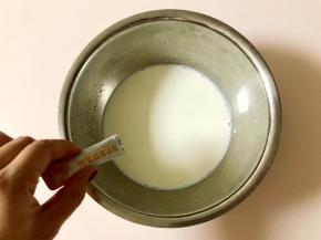 先倒一小部分纯牛奶到盆中，倒入一袋酸奶发酵菌，充分搅拌均匀。