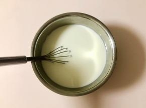 再倒入全部的牛奶，充分搅拌均匀。