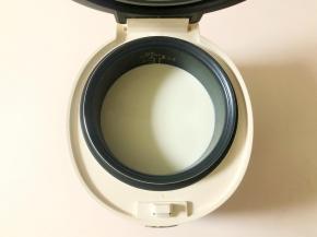 把牛奶倒入电饭煲的内胆中。