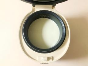 把牛奶倒入电饭煲的内胆中。