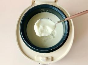 睡一觉酸奶就做好啦！特别浓稠，没有任何添加剂，安全健康。