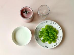 阳光玫瑰青提洗净，对半切，准备好一碗自制酸奶。