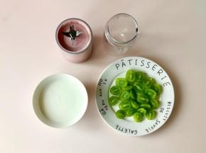 阳光玫瑰青提洗净，对半切，准备好一碗自制酸奶。