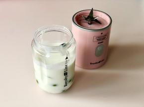 把酸奶和青提放入榨汁机杯中，启动榨汁机，把它们打成奶昔。