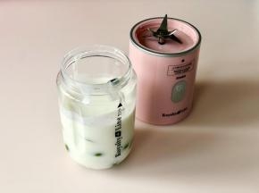 把酸奶和青提放入榨汁机杯中，启动榨汁机，把它们打成奶昔。