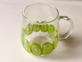 玻璃杯洗净后，把青提切片后，沿着着杯壁贴一圈。这步主要是为了装饰，给小宝宝做的话可以省略。