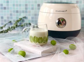 最后在玻璃杯中倒入榨好的青提奶昔即可。