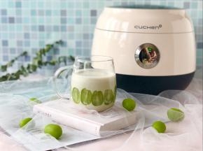 最后在玻璃杯中倒入榨好的青提奶昔即可。