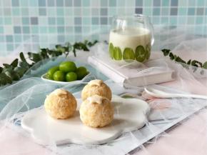 青提含有多种果酸，有助于消化，且含有丰富的矿物质、维生素与氨基酸等营养物质，皮薄无籽，特别适合老人和孩子食用哦。搭配黄金杂粮肉松饭团，开始健康美味营养早餐吧！