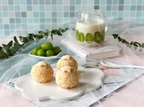 青提含有多种果酸，有助于消化，且含有丰富的矿物质、维生素与氨基酸等营养物质，皮薄无籽，特别适合老人和孩子食用哦。搭配黄金杂粮肉松饭团，开始健康美味营养早餐吧！