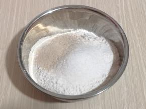 将高筋面粉，白砂糖，酵母粉放入大口器具中，混合均匀。