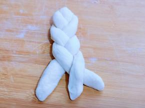 再像编辫子一样编好，收口捏紧，依次做完，进行二次发酵，发酵至明显变大。