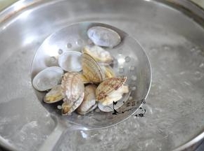 将蛤蜊仔细清洗干净。锅里烧开水，放入蛤蜊煮至张嘴捞出，再清洗一次。