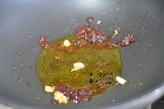炒锅里倒入油，放入葱、蒜、郫县豆瓣酱炒香。