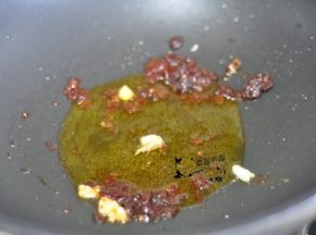 炒锅里倒入油，放入葱、蒜、郫县豆瓣酱炒香。