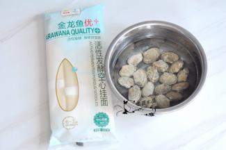准备好主要食材。蛤蜊用水浸泡几小时，放点油和盐让其吐脏。