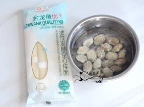 准备好主要食材。蛤蜊用水浸泡几小时，放点油和盐让其吐脏。