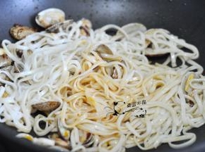 最后将面条放入翻炒。