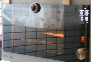 预热烤箱，205度，上下管，热风功能，

放入鸡翅

205度，设定18分钟，烘烤中；

实际烘烤15分钟左右，

烘烤过程根据实际情况适当把烘烤时间调整。