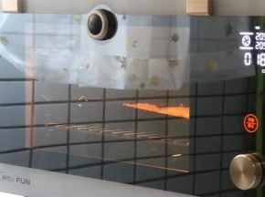 预热烤箱，205度，上下管，热风功能，

放入鸡翅

205度，设定18分钟，烘烤中；

实际烘烤15分钟左右，

烘烤过程根据实际情况适当把烘烤时间调整。