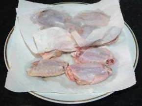 清洗完的鸡翅中用厨房纸巾擦干表面水分
