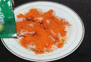 倒入cook100新奥尔良烤肉料按1斤：35g的比例混合。