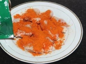 倒入cook100新奥尔良烤肉料按1斤：35g的比例混合。