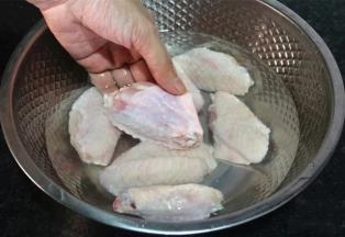 鸡翅中密封提前一晚放冷藏室

缓慢解冻或当天连包装密封泡水解冻，

也可以用微波炉解冻；