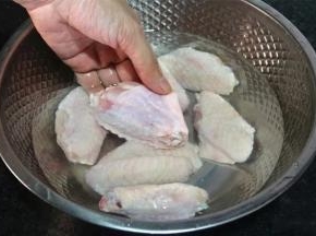 鸡翅中密封提前一晚放冷藏室

缓慢解冻或当天连包装密封泡水解冻，

也可以用微波炉解冻；