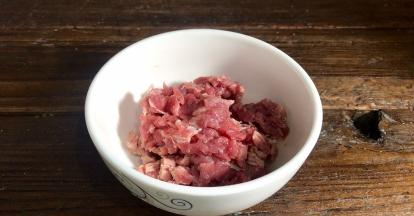 猪肉洗净切成肉末备用