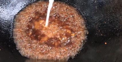 淋入淀粉水勾芡