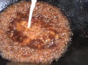 淋入淀粉水勾芡