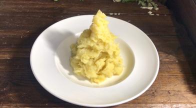 装入盘中（不要把周边抹太平整，不容易入味）