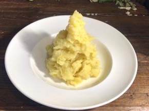 装入盘中（不要把周边抹太平整，不容易入味）