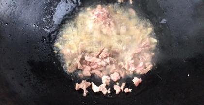 加入肉末炸炒至熟