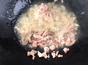 加入肉末炸炒至熟