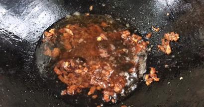 加入适量清水煮沸