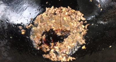 加入老抽和生抽，拌匀