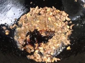 加入老抽和生抽，拌匀