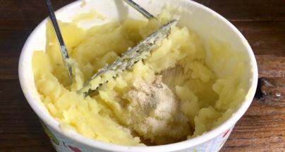 加入盐和胡椒粉