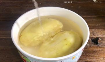 土豆去皮，洗净