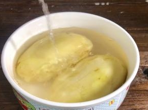 土豆去皮，洗净