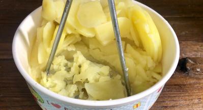 蒸好的土豆，取出，压成泥状