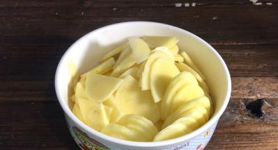 切薄片，装入碗中