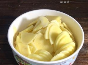 切薄片，装入碗中