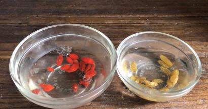 葡萄干和枸杞，分别用开水冲泡，备用