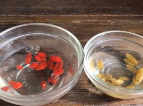 葡萄干和枸杞，分别用开水冲泡，备用