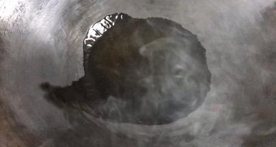 热锅放入食用油