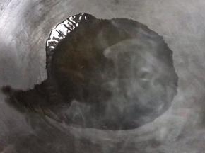 热锅放入食用油